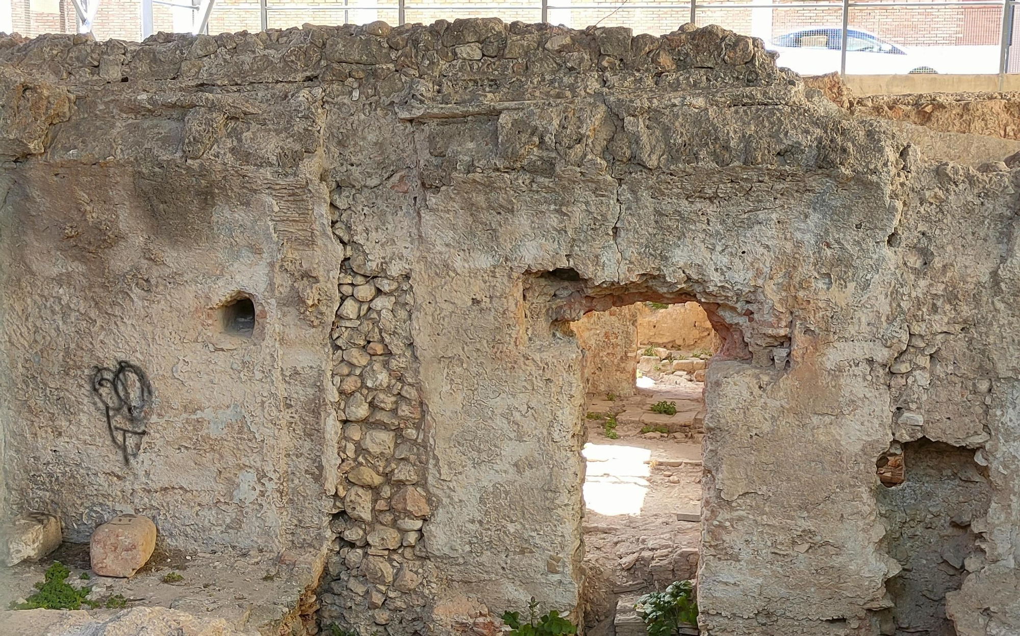 Denuncian la aparición de pintadas vandálicas en los baños árabes del Raval en Xàtiva