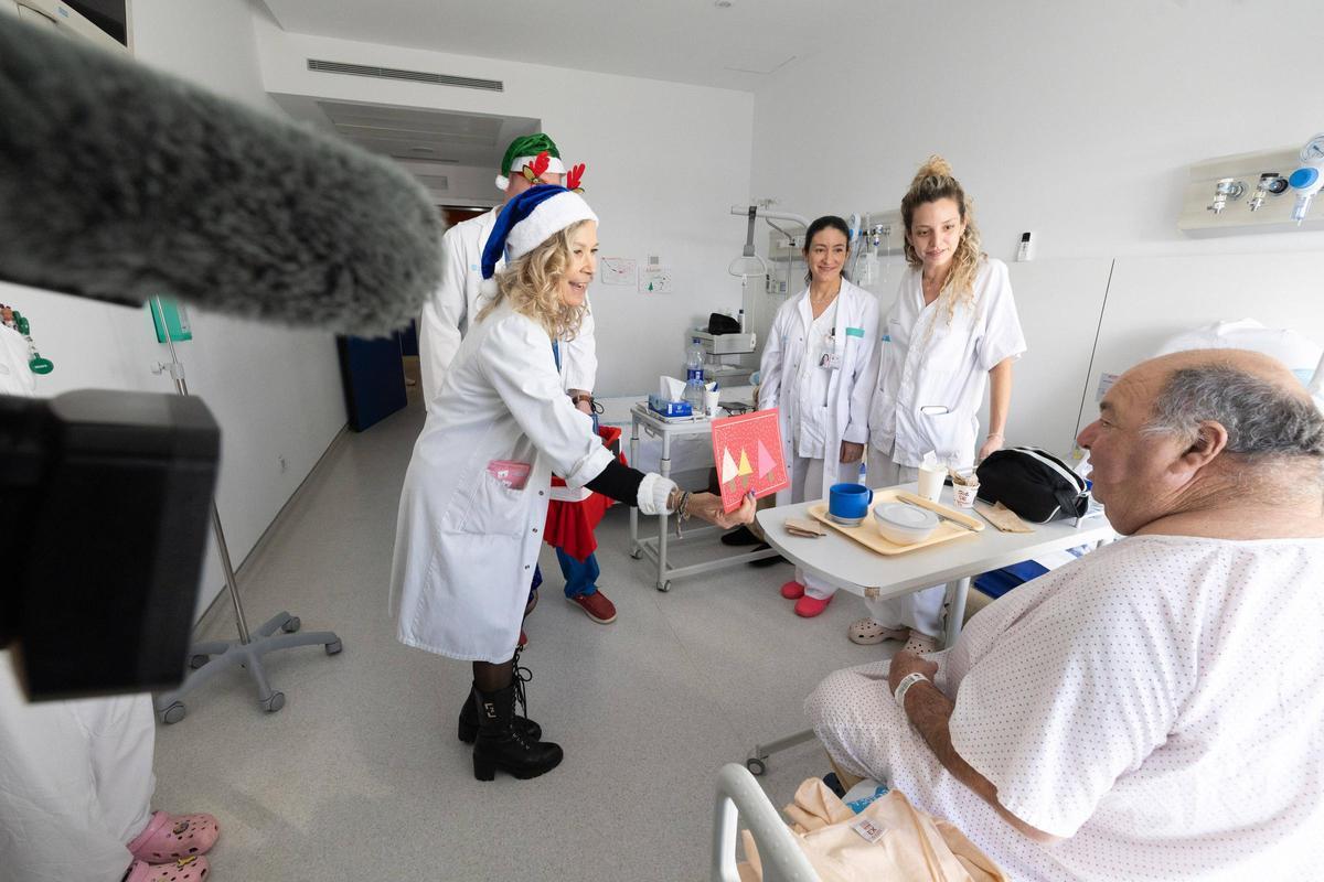 Imágenes de la entrega de felicitaciones navideñas a enfermos en el hospital Can Misses