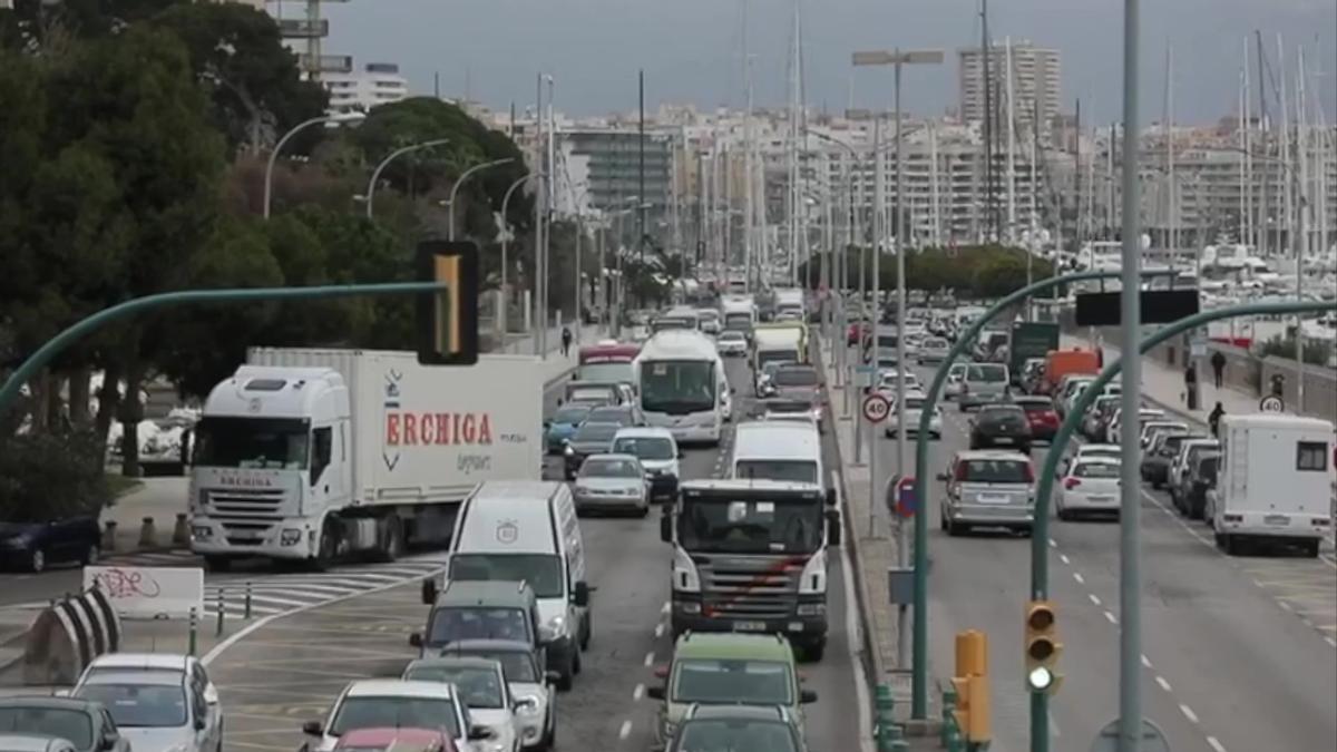 Stau wegen eines Lastwagenfahrer-Protestes in Palma am Montag (14.3.)