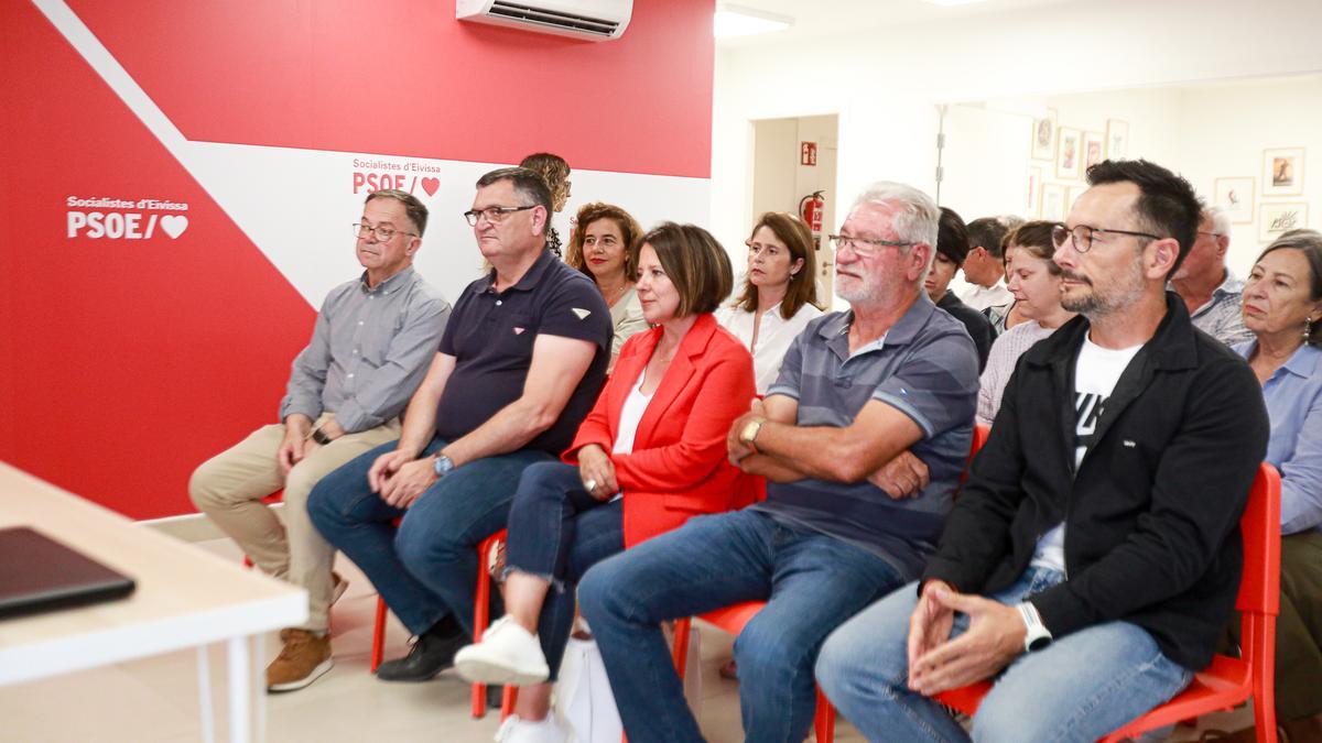 Sofía Hernanz, en primra fila, y, detrás, Milena Herrera, durante la reunión del comité insular del PSOE de Ibiza de ayer miércoles.