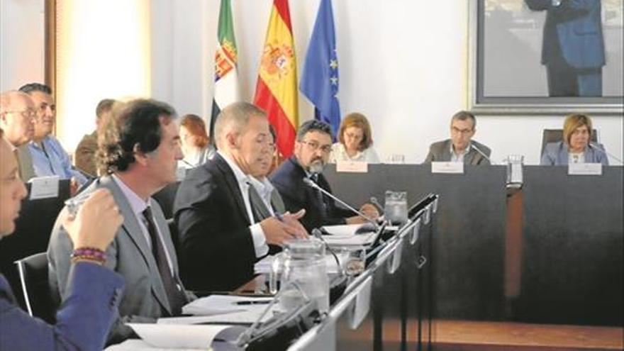 La Diputación de Cáceres inicia el trámite para cesar a la interventora general