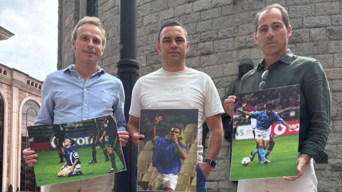 Por la izquierda, Jaime, Geni y Dani Amieva, ayer, en la plaza del Fresno, con varias imágenes suyas de la época del descenso a Segunda. | J. A.