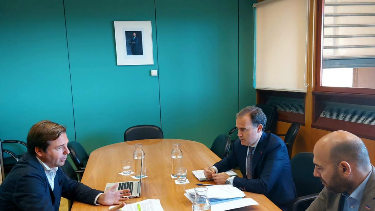 Antonio Repullo, a la izquierda, durante una reunión de la mesa de trabajo.