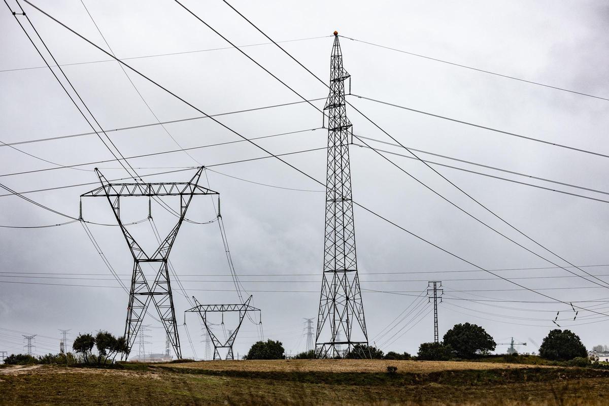 Varios tendidos eléctricos.