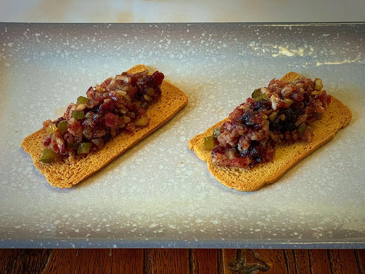 Tartar de fuet.