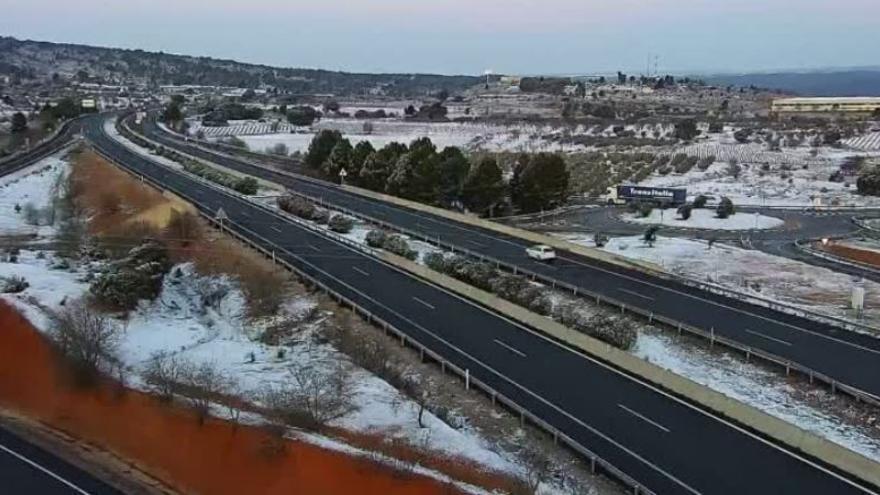 La nieve dificulta la circulación en seis carreteras de Valencia