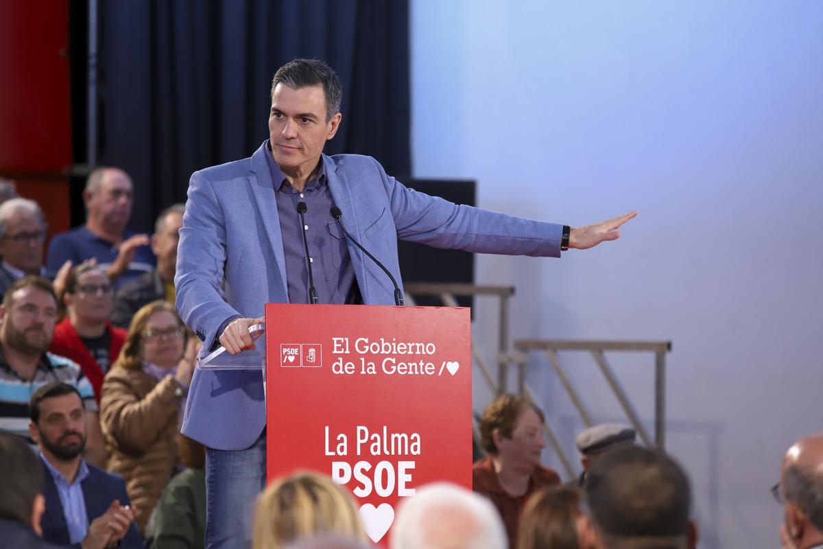 Sánchez lamenta la “incoherencia” del PP al “defender la democracia con los nostálgicos de la dictadura”