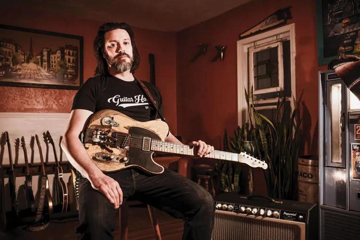 Seth Lee Jones y su guitarra hacen sonido de carretera en Orihuela.