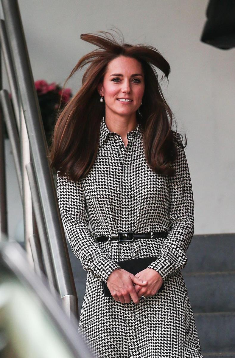 Kate Middleton estrena flequillo... Y el viento hace de las suyas