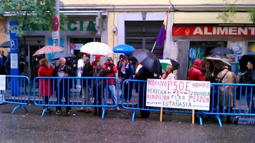 Discusión entre dos de la escasa veintena de personas que protestan frente a Ferraz