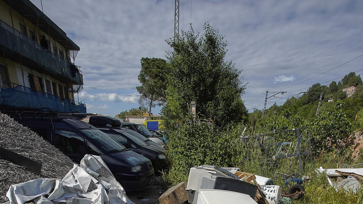 Brutícia acumulada al voltant del bloc