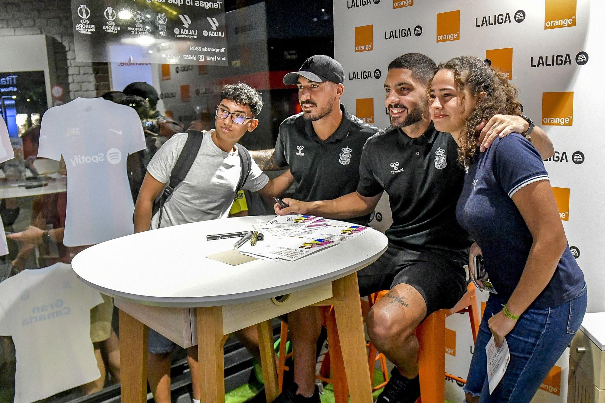 Álex Suárez y Álvaro Valles atienden a los aficionados en la Tienda Orange de la calle Galicia