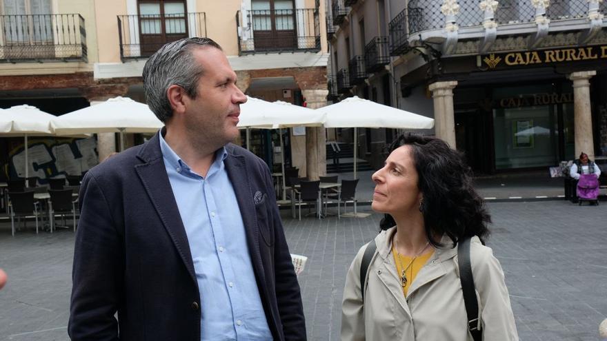 Carlos Ortas y Nuria Tregón, candidatos de Ciudadanos-Tú Aragón, este lunes en Teruel.