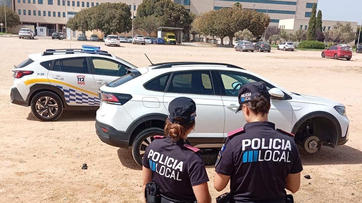 Policías, con el coche robado localizado en el parking de Son Llàtzer.