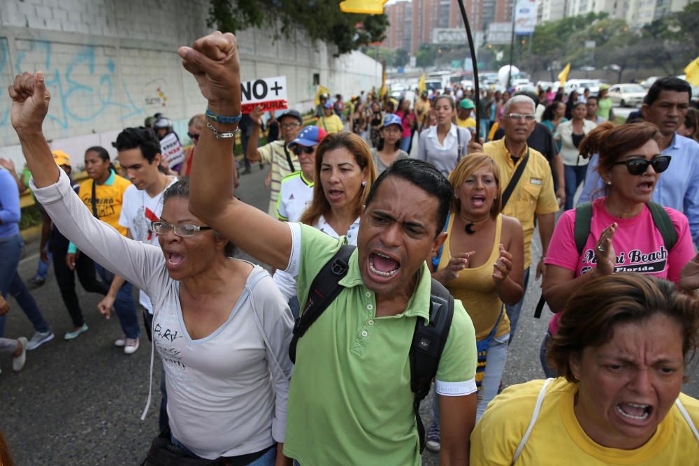 Centenares de personas han salido a las calles para protestar contra las últimas maniobras del régimen de Maduro.