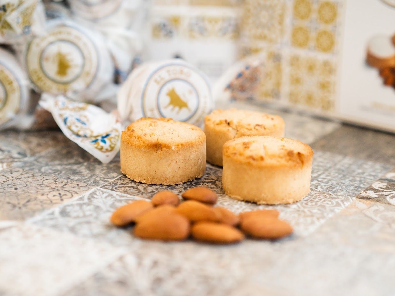 Polvorones con el envoltorio de 'El Toro'.