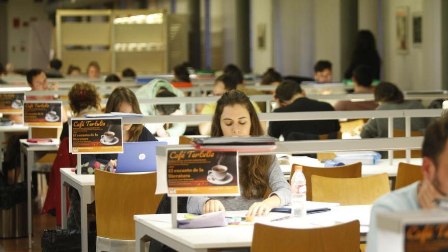 Varios estudiantes, en la biblioteca del Cuartel de Artillería.