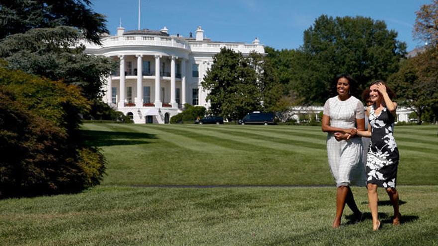 Michelle Obama y doña Letizia pasean por los jardines de la Casa Blanca.