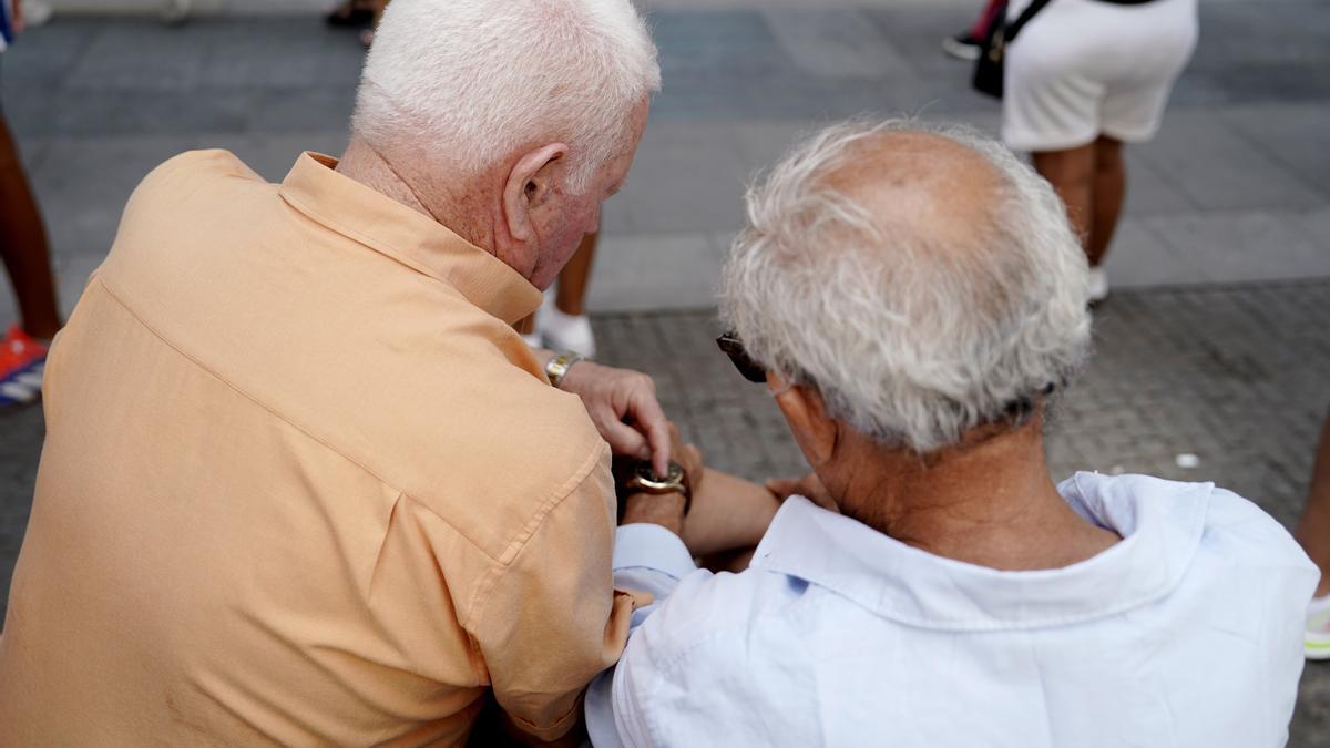 Personas mayores por el centro de Madrid.