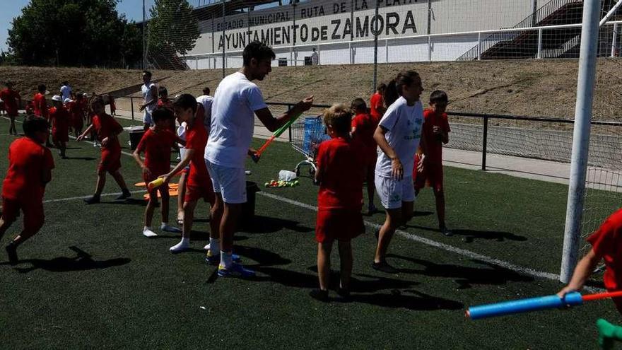 Losjuegos de agua sirvieron para combatir el calor.