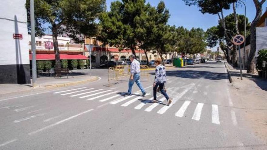 Un desconocido pinta un paso de peatones en el lugar donde atropellaron al niño en Aspe