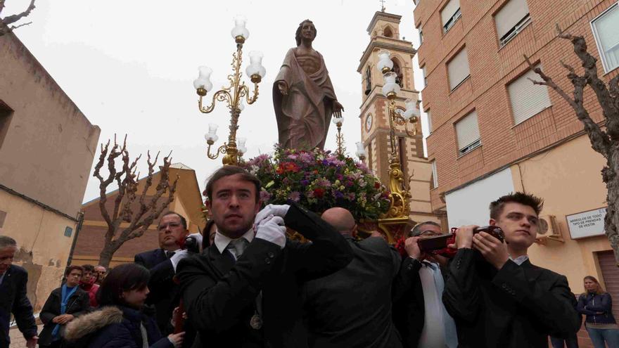 El Grau vive un concurrido Encuentro de Pascua después de reclutar a costaleros para las imágenes