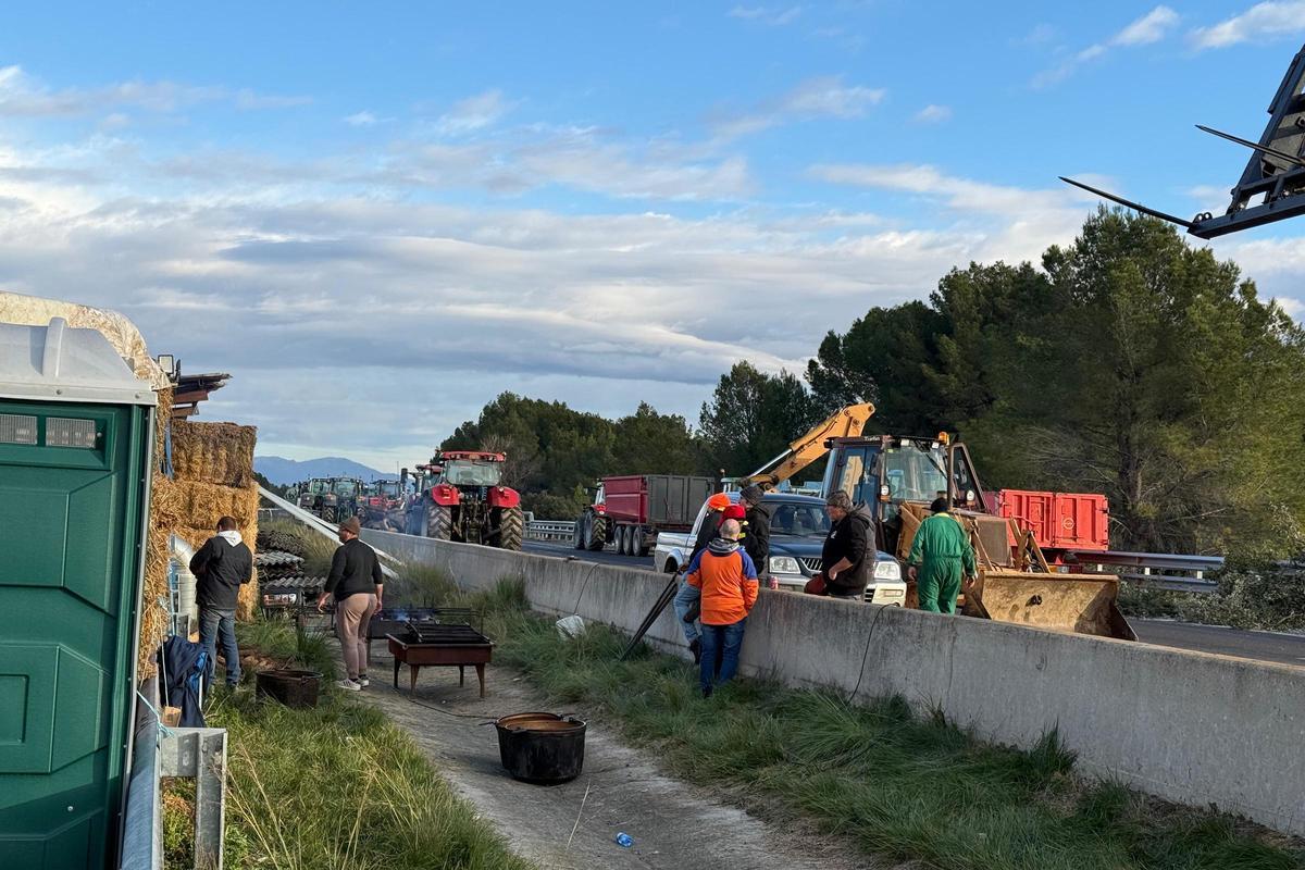 Les imatges de la segona jornada de protestes dels pagesos a l'Empordà