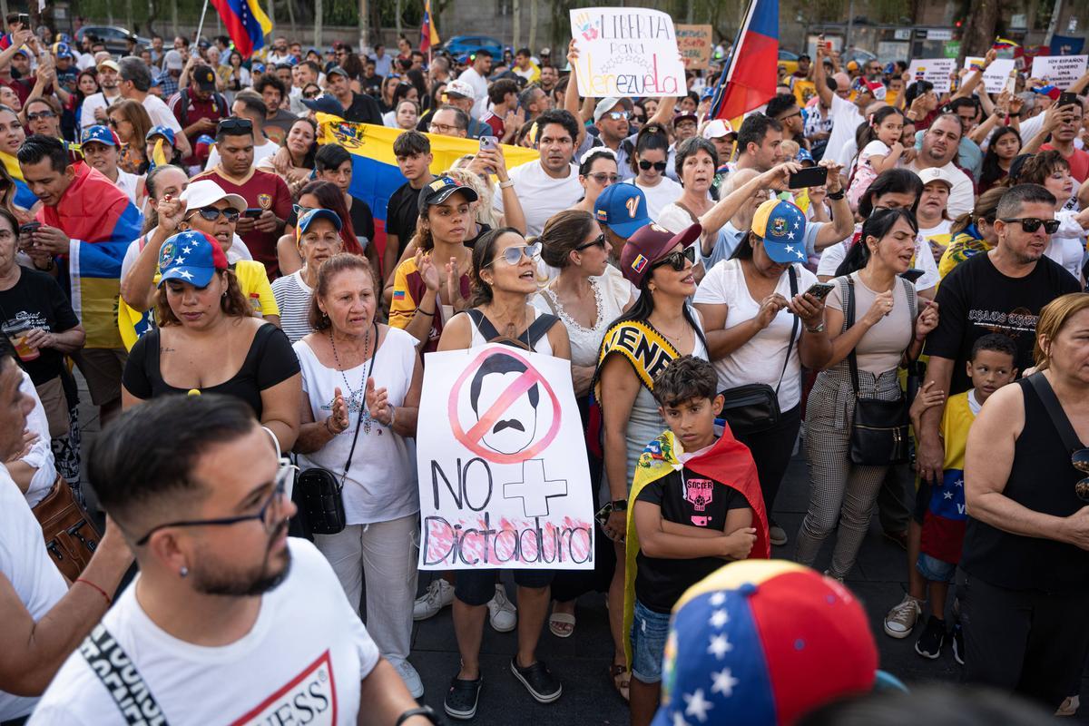 Barcelona. 03/08/2024. Internacional. Manifestación de venezolanos en Plaza Universitat por las elecciones del fin de semana pasado. AUTOR: Marc Asensio      Barcelona, Catalunya, España, Venezuela, venezolanos, manifestación, protesta, elecciones