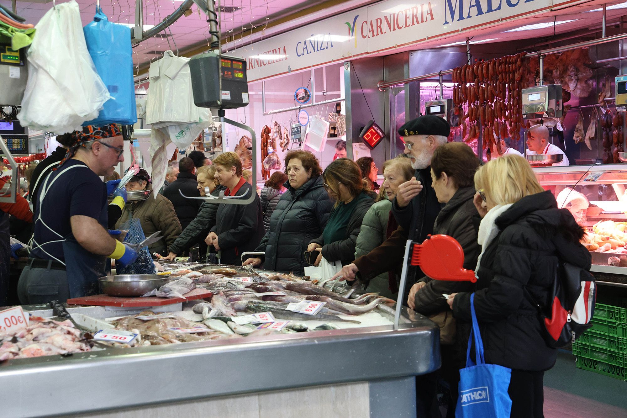Los vigueses se lanzan a congelar mariscos y pescados para abaratar la factura navideña
