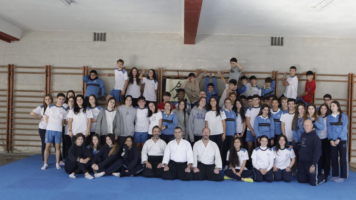 En el centro de la imagen, Vicente Alama, Andrés Muslera y Daniel Escotet con los alumnos de 1.º de Bachillerato