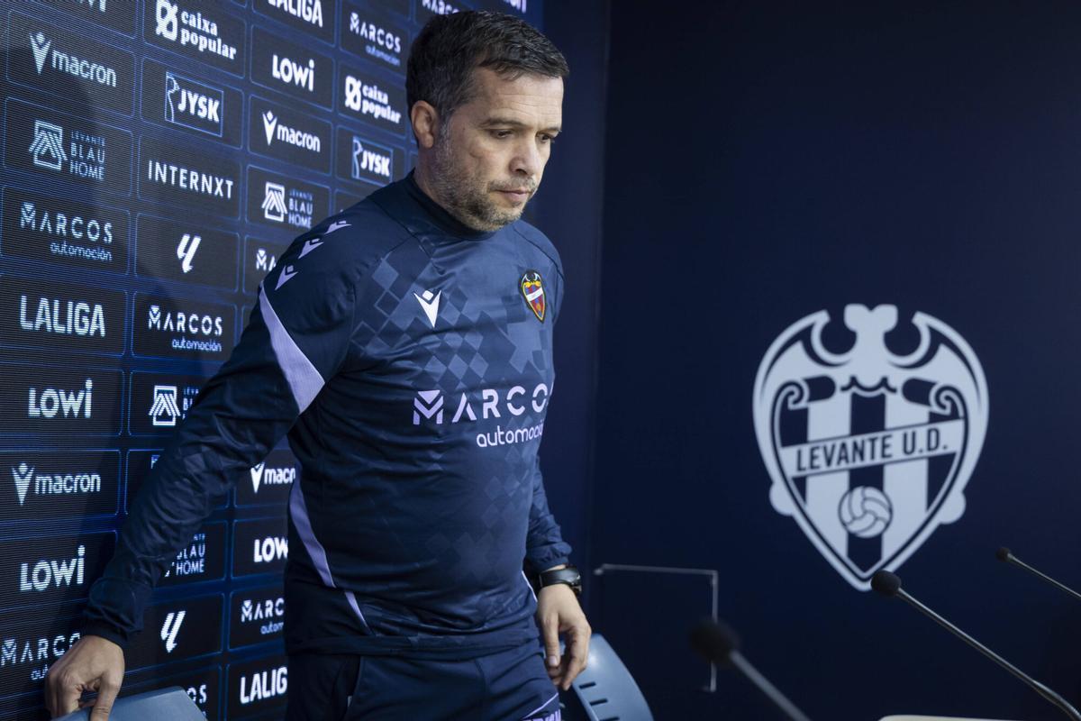 VLC. SPD. Valencia. Rueda de prensa del mister del Levante UD Luis Castro previa al derbi ante el Valencia CF