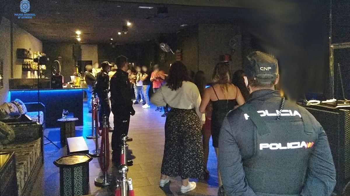 La Policía Nacional, en el interior del local del polígono de Son Rossinyol.