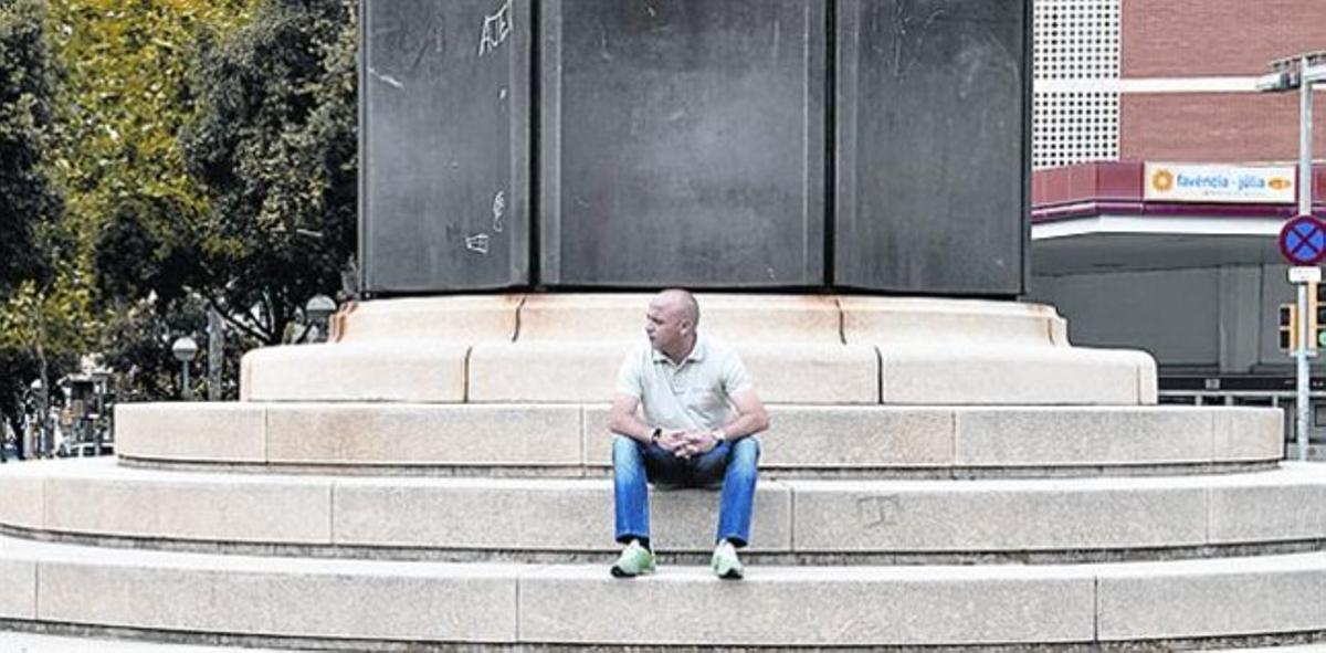 Un punt clau Nervis i il·lusions abans de marxarAL COSTAT DEL CAMP DE FUTBOL, AL FINAL DE LA VIA JÚLIA, A LA CONFLUÈNCIA AMB LA RONDA DE DALT, L’AUTOCAR CARREGA ELS ASPIRANTS A L’ASCENS Un punt clau Nervis i il·lusions abans de marxarAL COSTAT DEL CAMP DE FUTBOL, AL FINAL DE LA VIA JÚLIA, A LA CONFLUÈNCIA AMB LA RONDA DE DALT, L’AUTOCAR CARREGA ELS ASPIRANTS A L’ASCENS