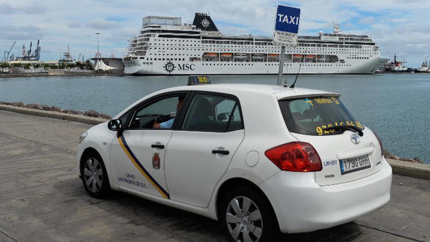 La Atlatc denuncia la retirada de la parada de taxis del Muelle Santa Catalina