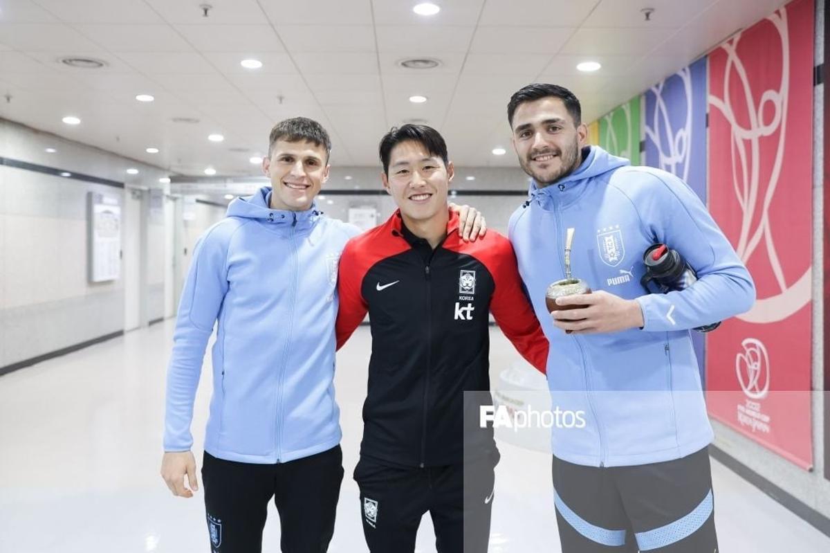 fútbol. Giovanni González y Kang In Lee antes del Corea del Sur - Uruguay