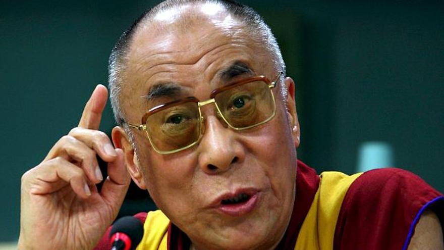 El líder espiritual tibetano en el exilio, Dalai Lama, gesticula durante una rueda de prensa tras dirigirse al pleno del Parlamento Europeo en Bruselas, Bélgica. El Dalai Lama interviene hoy en una sesión solemne ante el Parlamento Europeo, en el marco de la iniciativa en favor del diálogo intercultural de la Eurocámara.