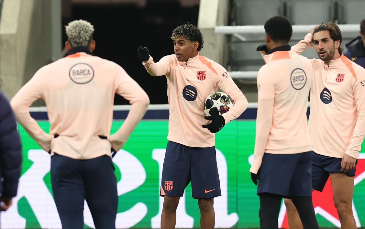 NEWCASTLE (Reino Unido), 09/03/2026.- Lamine Yamal de Barcelona (C) asiste a una sesión de entrenamiento en Newcastle, Gran Bretaña, el 09 de marzo de 2026. El FC Barcelona se enfrentará al Newcastle United en su partido de 1st partidos de la Liga de Campeones de la UEFA de 16 el 10 de marzo. (Liga de Campeones, Reino Unido) EFE/EPA/ADAM VAUGHAN