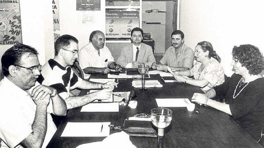 Tauroni preside la mesa y B. Blasco a su derecha, en una sede de UV.