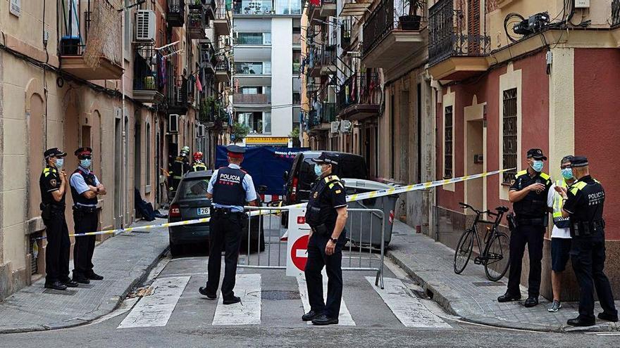 Diversos agents impedeixen el pas pel carrer on es troba l&#039;edifici on hi va haver un foc