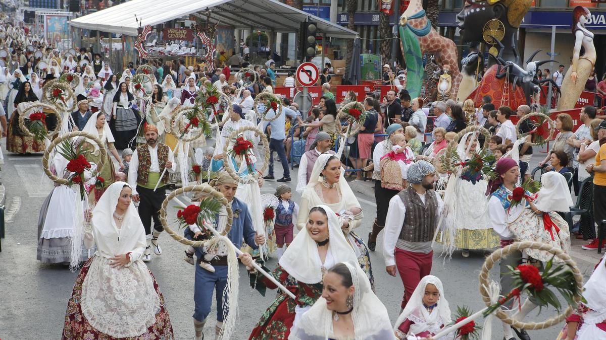 Ofrenda de flores de las Hogueras a la Virgen del Remedio en junio de 2019