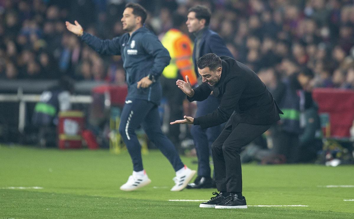 Xavi indignado en la banda tras una jugada de falta a su equipo durante el partido de liga entre el FC Barcelona y el Villarreal.