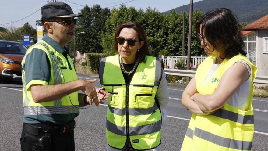 Los agentes de Tráfico durante el control realizado ayer en la Nacional 550 en Cerponzóns. |   // P. HERNÁNDEZ 