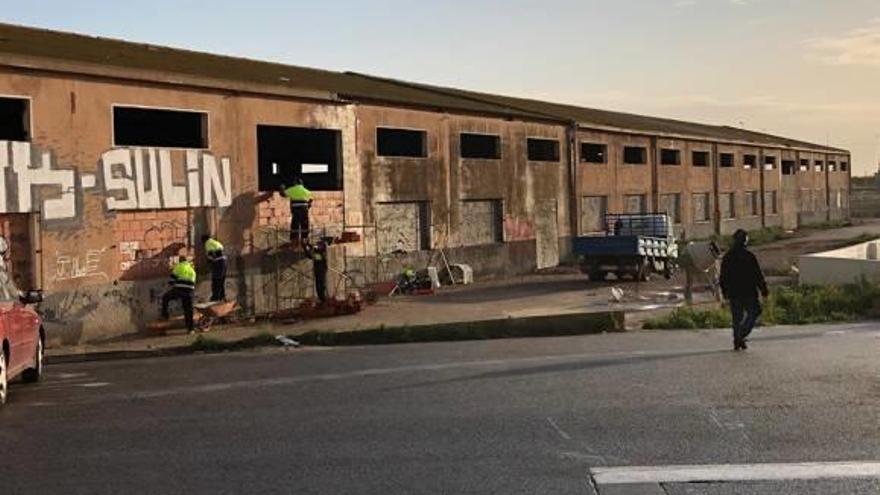 Callosa tapia y valla la antigua fábrica junto al IES Vega Baja para evitar actos vandálicos