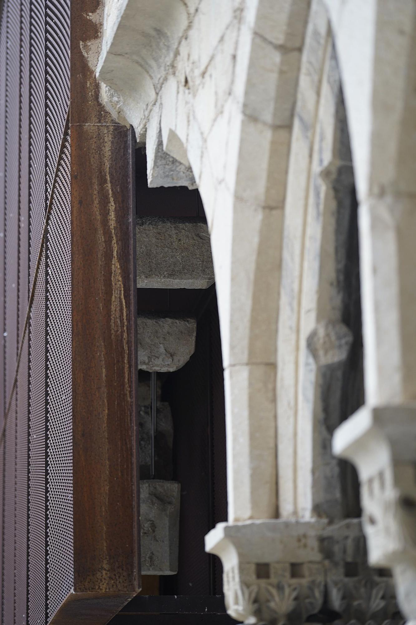 S'ensorra part del claustre de la Facultat de Lletres de la UdG