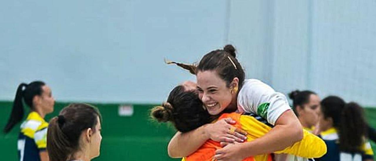 La celebración de las tinerfeñas tras la victoria en Lanzarote | | BALONMANO SALUD