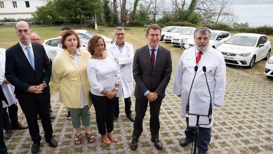 Feijóo y Almuiña, ayer, con responsables del Hospital Marítimo de Oza, en A Coruña. // FdV