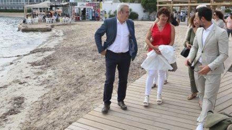 La presidenta del Govern, Francina Armengol, en el centro en su última visita a Talamanca.