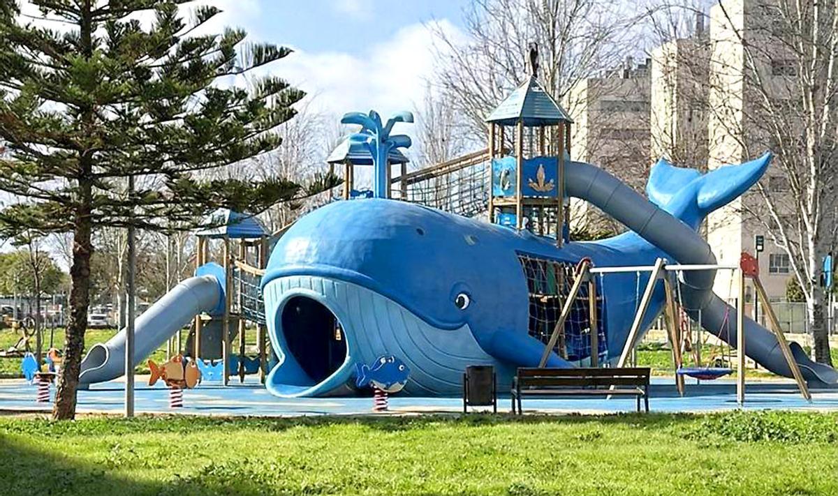 Recreación de la ballena gigante en el nuevo parque infantil en la calle Faustino Gutiérrez Alviz.