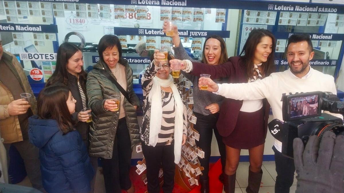 El lotero de Gandia, a la derecha, con algunos clientes, esta mañana.