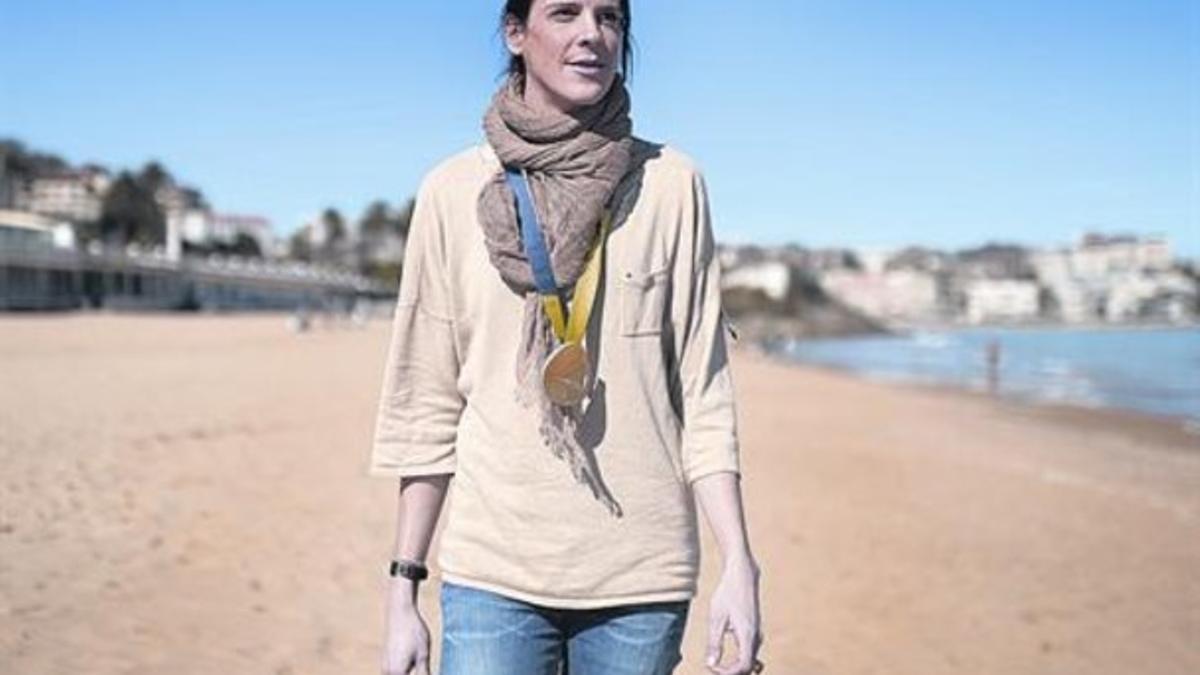 La saltadora de altura Ruth Beitia durante un paseo por la playa del Sardinero, en Santander.